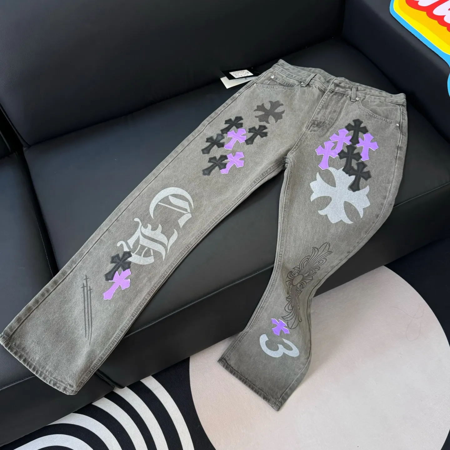 🅿️290 Style No.: D240 Chroe Hets CH Chrome Het Purple Color Block Leather Washed Jeans Ceiling-Level Jeans Hard to Find at the Counter‼ ️ About Zangyin ✅ This is an extremely luxurious fashion brand that can also be called the aristocracy of the high street. It has always been an exclusive brand for some hipsters or the rich second generation. The color of this model is already very eye-catching by using a unique washed material. It is decorated with pink patchwork cross flowers, which cleverly highlights the charm of the brand. Secondly, this model adopts a classic high-waist cut design, which highlights the long legs and fashionable temperament of the upper body. The brand is highly recognizable and the slim-fitting configuration is more suitable for daily wear. The personality will be fashionable and the specifications can be seen at a glance. Materials and technology ✅ Needless to say, this point goes without saying. As an excellent craftsman brand, Zangyin's requirements for details and craftsmanship are really perfect. The washed color of this model has gone through a lot of processes, not to mention the embellishment of the denim appliqués. It is also purely handmade and sewn. Just like what they believe in, only handmade things have soul and have the meaning of wearing. A top-notch heavy-duty fashionable denim item, recommended by both hands‼ ️ Size# 30 32 34 34 (M L